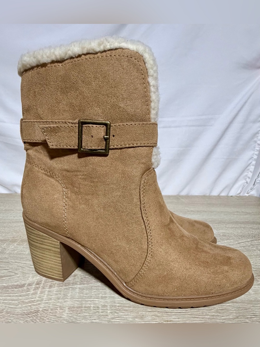American Eagle Outfitters Beige Faux Suede Fur Lined Buckle Bootie Sz 9, NWOT